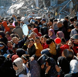 Palestinos guardan cola para recibir alimentos en la ciudad de Rafah, en el sur de la Franja.