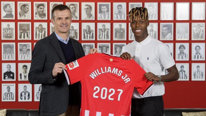 Nico Williams, junto al presidente del Athletic anunciando la renovación.