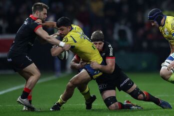 Placaje a la altura de la ciuntura en un partido del Top 14 francés. 