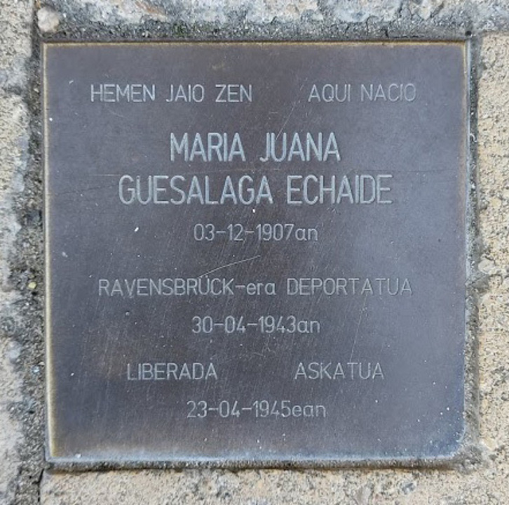 Bere jaiotetxean Stolperstein oroigarria du jarrita.
