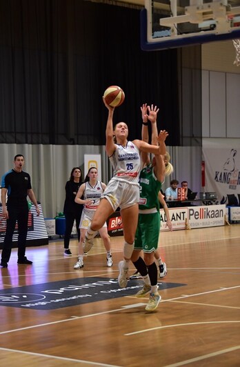 Catherine Reese hegal-pibota da Kangoeroes Mechelen taldeko saskiratzaile eta erreboteatzaile nagusiena.