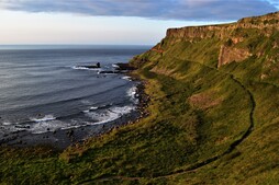 Gainjarritako basalto-geruzak Antrim konderriko kostan, antzinako laba-jarioen lekuko