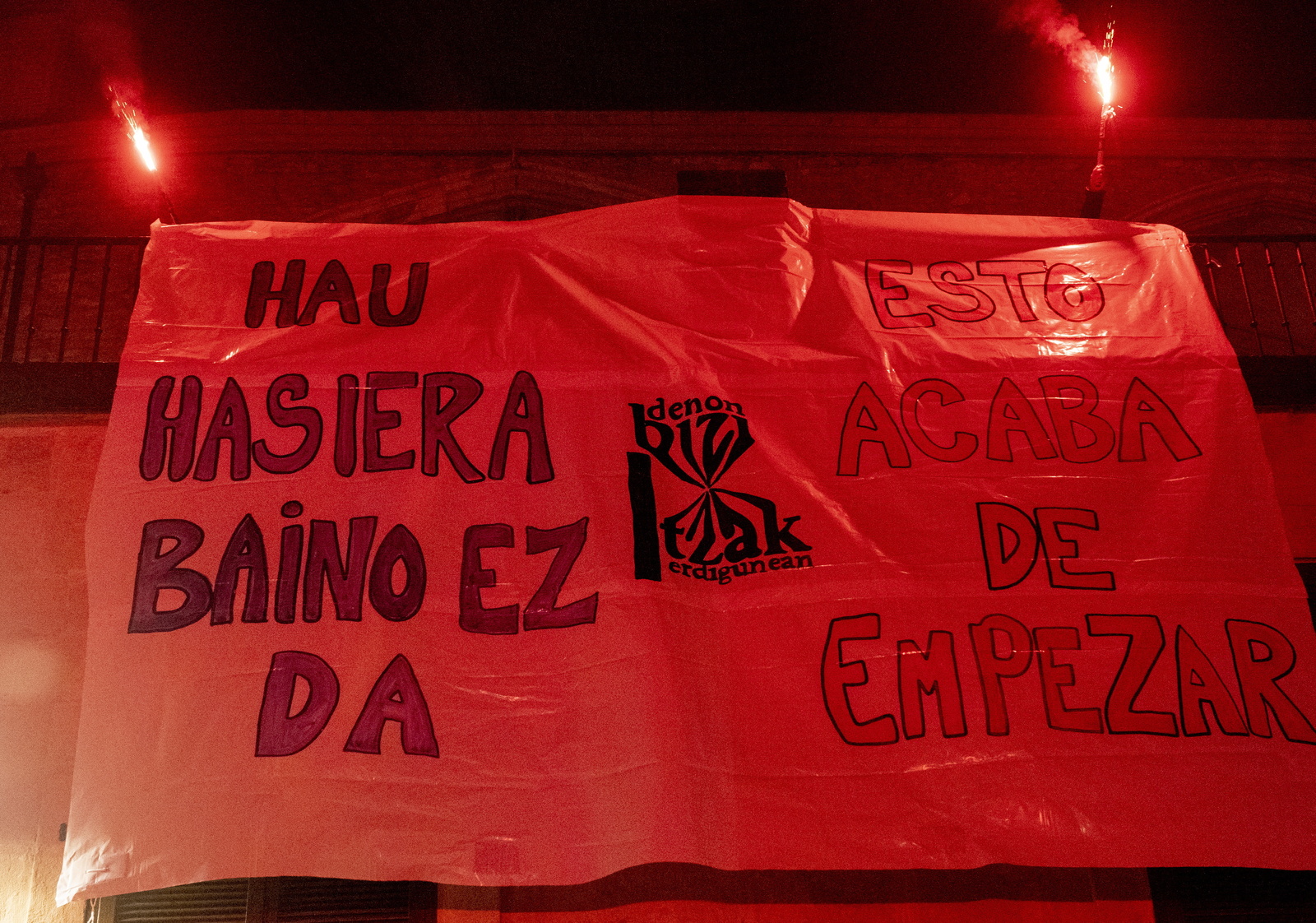 Cartel que se pudo ver durante la jornada de huelga feminista general en Gasteiz: &laquo;Esto acaba de empezar&raquo;. (Raul BOGAJO/FOKU)