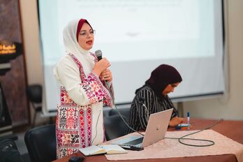 La activista gazatí Hala Shoman, quien ha vivido siete ofensivas militares, salió de Gaza días antes de que comenzaran los bombardeos el 7 de octubre.