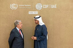 El secretario general de la ONU, Antonio Guterres, charla con el presidente de EAU, Sheikh Mohamed bin Zayed Al Nahyan.