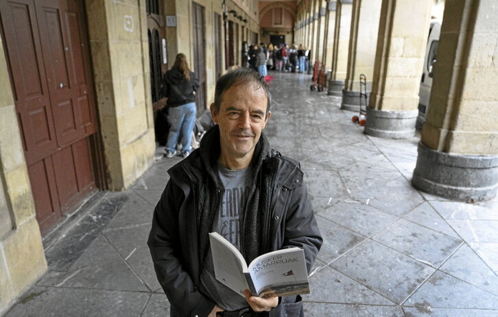 Jon Arretxe, liburu berria eskuetan duela.