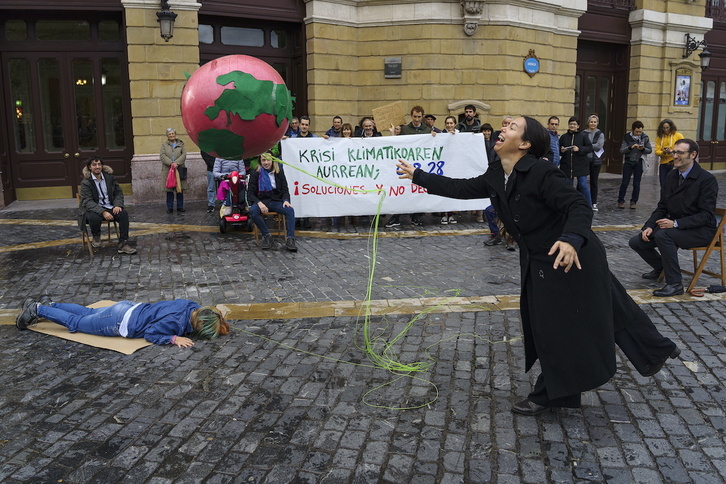 Una parodía de la COP28 de Dubai se ha desarrollado durante la concentración de Bilbo.