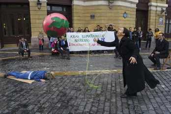 Una parodía de la COP28 de Dubai se ha desarrollado durante la concentración de Bilbo.