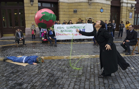 Una concentración en Bilbo denuncia la «inacción de los gobiernos» reunidos en la COP28