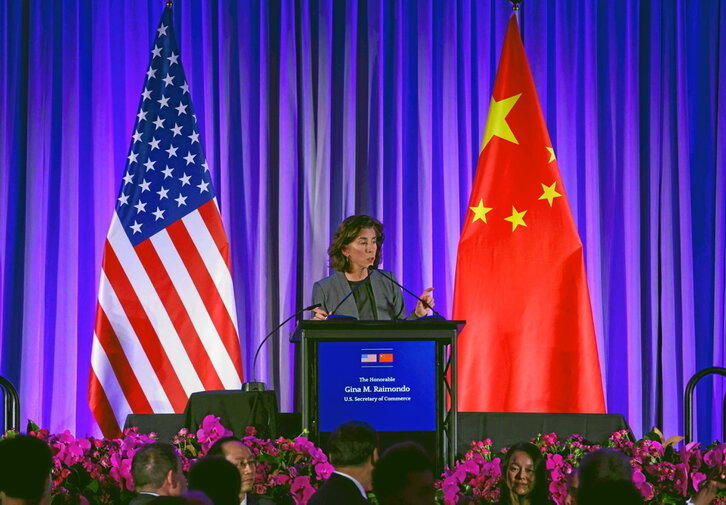 Intervención de la secretaria de Estado de Comercio de EEUU Gina M. Raimondo en una reciente reunión de la Asociación de Cooperación Económica Asia-Pacífico. En la página siguiente una oblea de semiconductores.