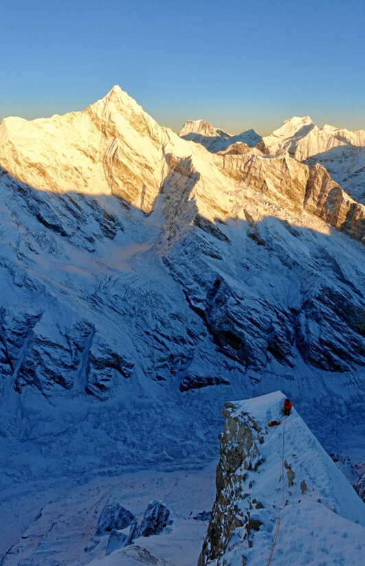 Miller (ezkerrean) eta Ramsden, pozarren, seimilakoaren gailurrean.