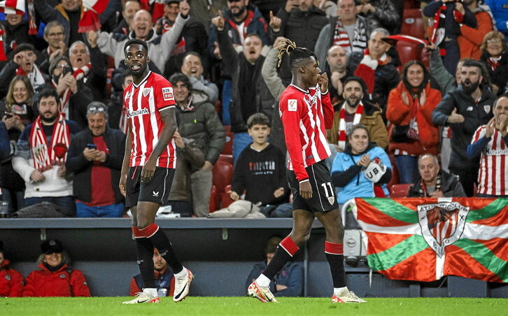 Nico Williams, acompañado por su hermano Iñaki, se besa el escudo tras anotar el 4-0 y renovar con el Athletic.