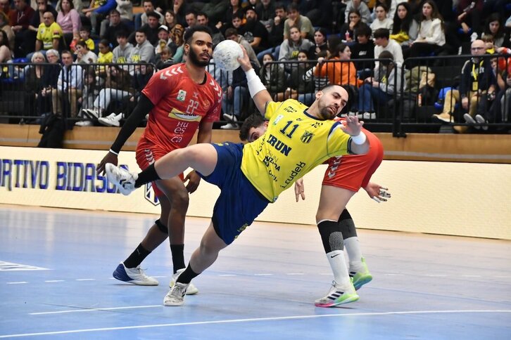 Esteban Salinas se dispone a lanzar ante la portería del Huesca.