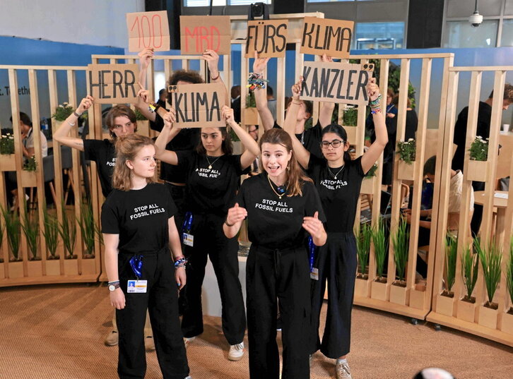 Activistas climáticas en una protesta en el pabellón alemán de la COP28.