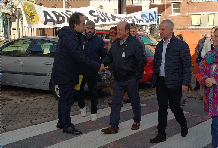 El alcalde Sukarrieta entrega la carta al presidente del PNV, en presencia del lehendakari.
