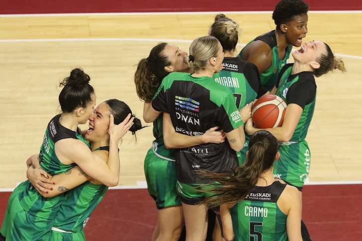 Las jugadoras del Araski se felicitan tras un ajustadísimo triunfo.