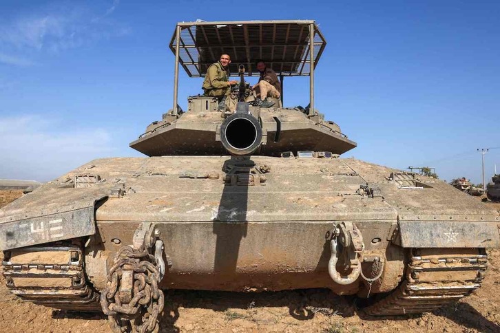 Soldados israelíes, en un tanque en Gaza.