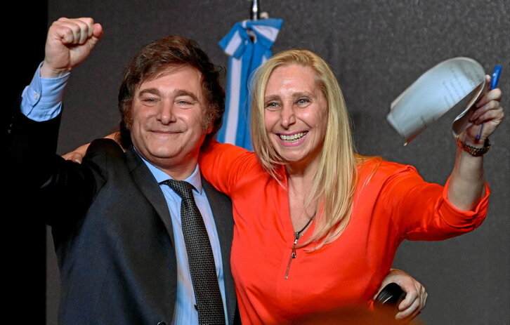 Javier Milei, con su hermana Karina, que será su secretaria general de Presidencia, tras el triunfo electoral .