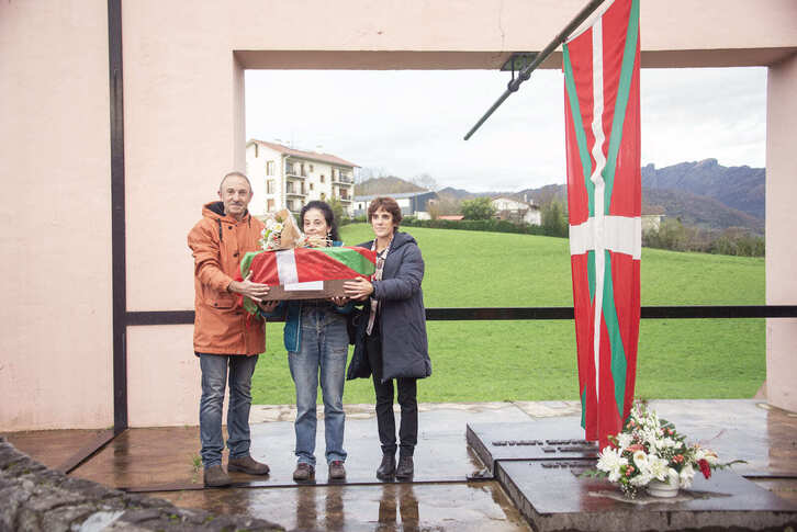 Joan den ostiralean eman zieten Hipolito Berasategiren gorpuzkiak dituen kutxa Aranzadiko ikerlariei, Pepi alabari entregatzeko. 