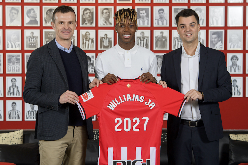 Nico Williams con el presidente Jon Uriarte y el director deportivo, Mikel Gonz&aacute;lez. (@AthleticClub)