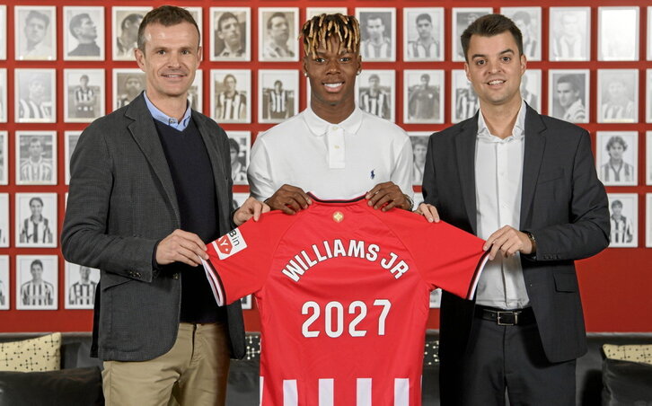 Nico Williams junto al presidente Jon Uriarte y el director deportivo, Mikel González.