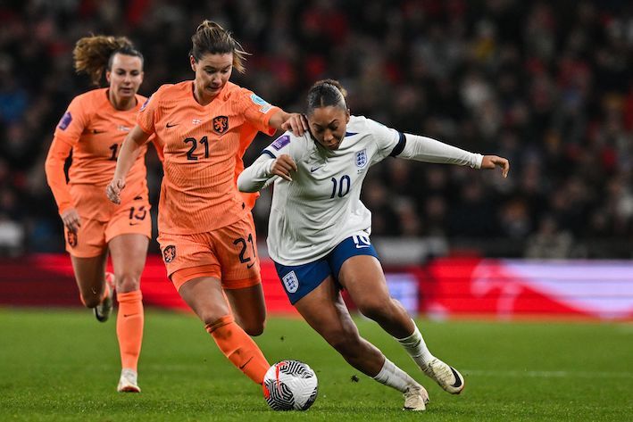 Damaris Egurrola y Lauren James durante el encuentro que enfrentó a Inglaterra y Países Bajos en Wembley. Glyn Kirk/AFP