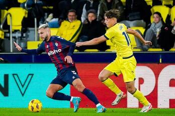 Lanchi evita que Stoichkov, autor de un gol anulado, avance con el balón.