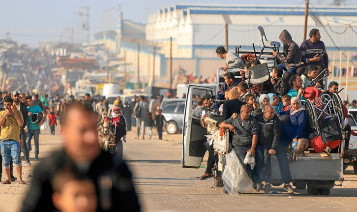 Palestinos huyen de la ciudad de Jan Yunis hacia Rafah, tras los bombardeos y nuevas amenazas israelíes.