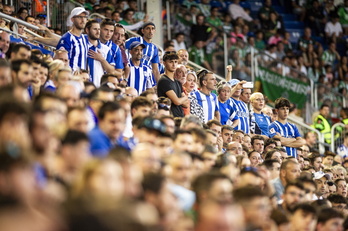 Aficionados albiazules miran atentamente el duelo entre el Alavés y el Betis disputado en Mendizorrotza