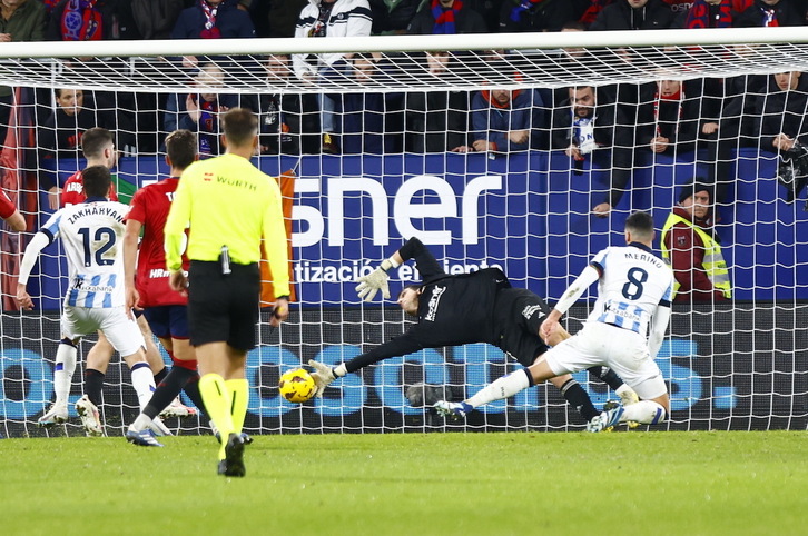 La mano de Herrera en el cabezazo de Merino.