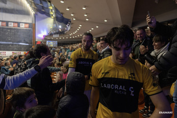 Johan eta Lopez, zaleen artetik igarotzen.