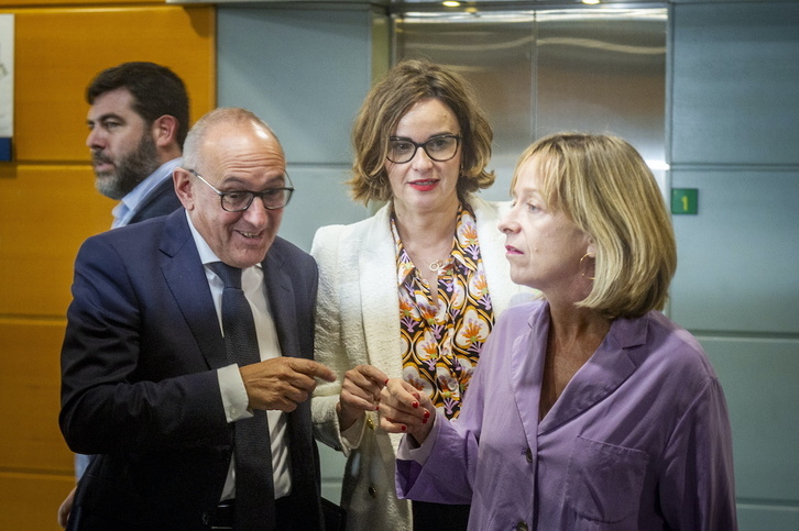 Ramiro González (Araba), Elixabete Etxanobe (Bizkaia) y Eider Mendoza (Gipuzkoa), en el último Consejo Vasco de Finanzas.