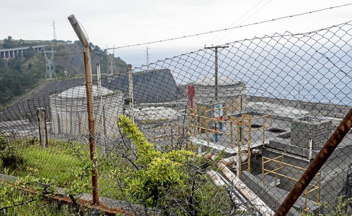 Instalaciones abandonadas de la central nuclear de Lemoiz, cuya vigilancia, mantenimiento y demolición paga Lakua