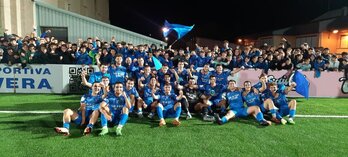 Los jugadores del Valle de Egüés celebran el triunfo ante el CD Teruel en la anterior eliminatoria copera.