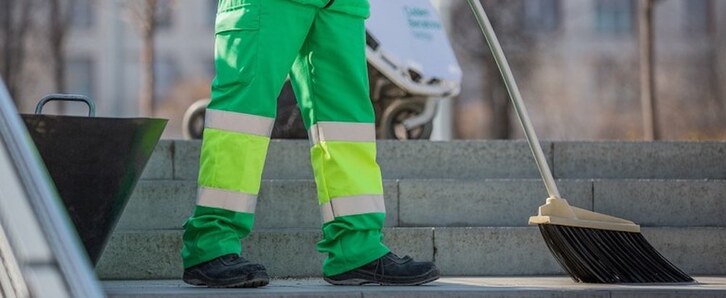 Kale garbitzaile bat. 