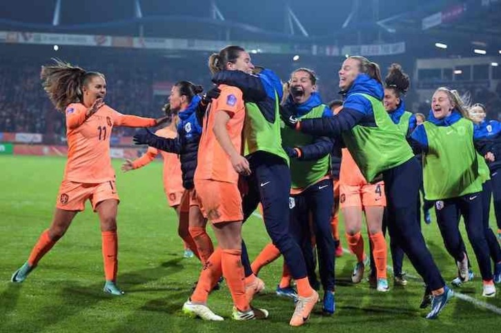 Damaris celebra con sus compañeras el gol que daba la clasificación a Países Bajos.