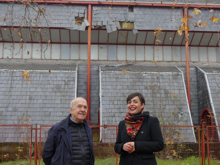 Iñaki Ruiz de Pinedo y Rocio Vitero, ante el edificio que albergará el Memorial del 3 de Marzo, que presenta tejas caídas.