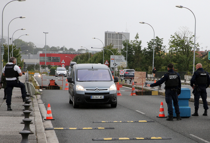 Control de la Policía francesa en la muga de Irun-Hendaia.