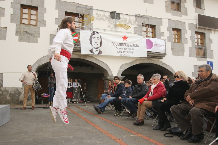 Agurra a un familiar de Josu Artetxe, en el transcurso del acto de la fundación Egiari Zor en Zeberio.