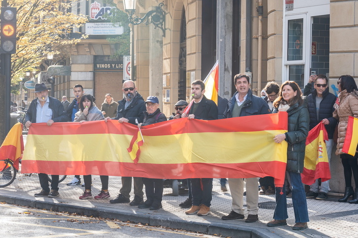 Concentración de Vox ante la sede del PSE en Donostia.
