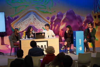 Ikusgela aurkeztu zuen Leire Palaciosek Kabian gaztez inguraturik.