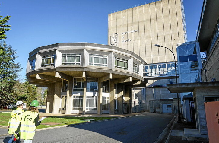 De izquierda a derecha, el edificio principal de la central nuclear de Garoña, un operario toma mediciones de radiación en la zona de turbina e imagen de la piscina de la instalación atómica.