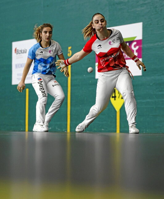 Aldai, pilota astintzeko prest Arrillagaren aurrean.