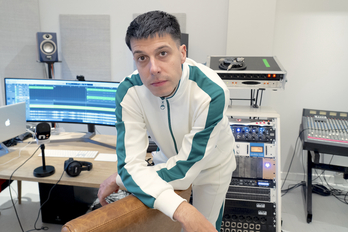 Arbizun duen estudioan elkartu ginen Pello Reparazekin ZETAK taldearen ‘AAZTIYEN’ diskoari buruz hitz egiteko.