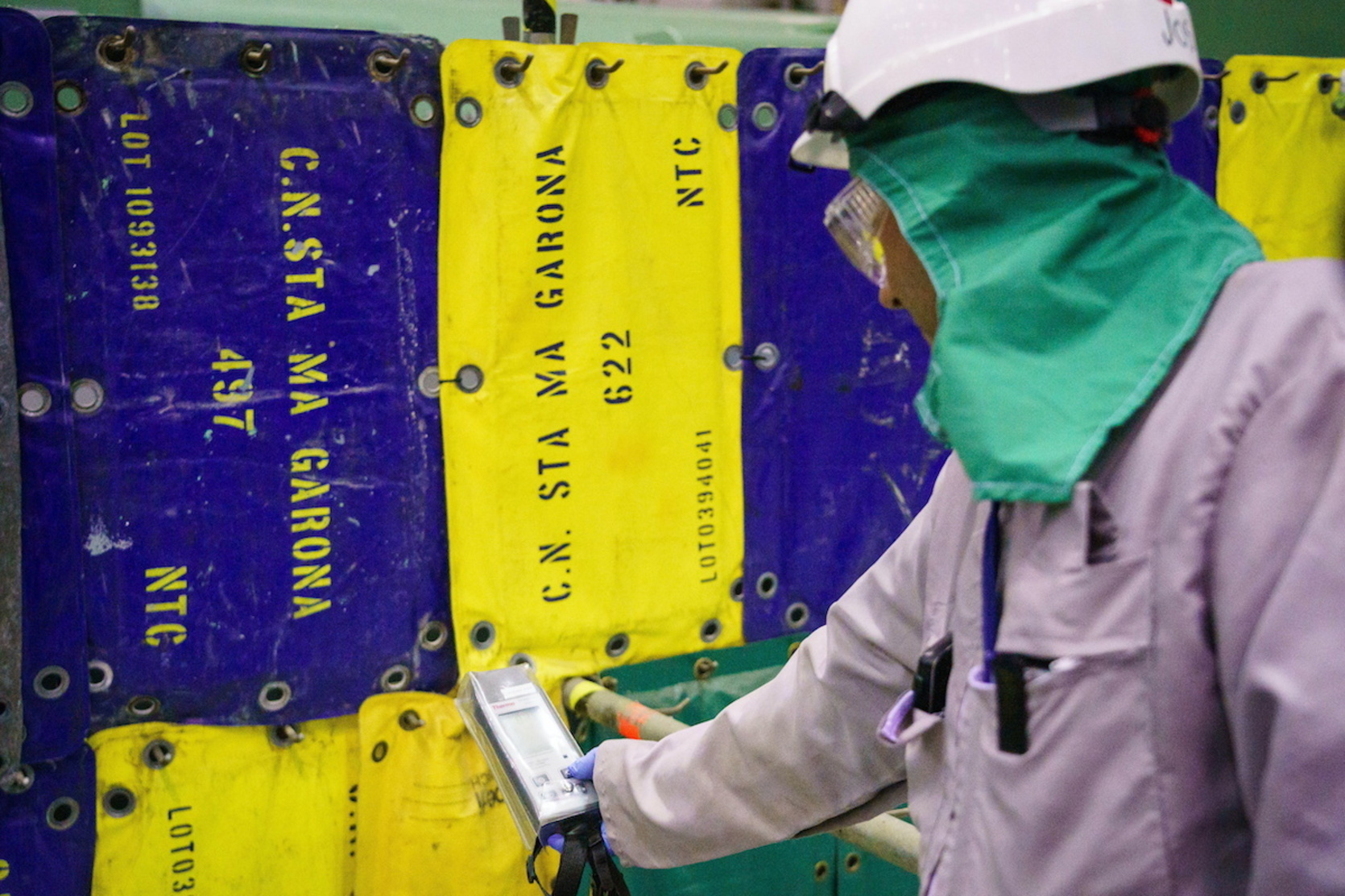 Un operario toma mediciones de radiaci&oacute;n en la zona de turbina. 