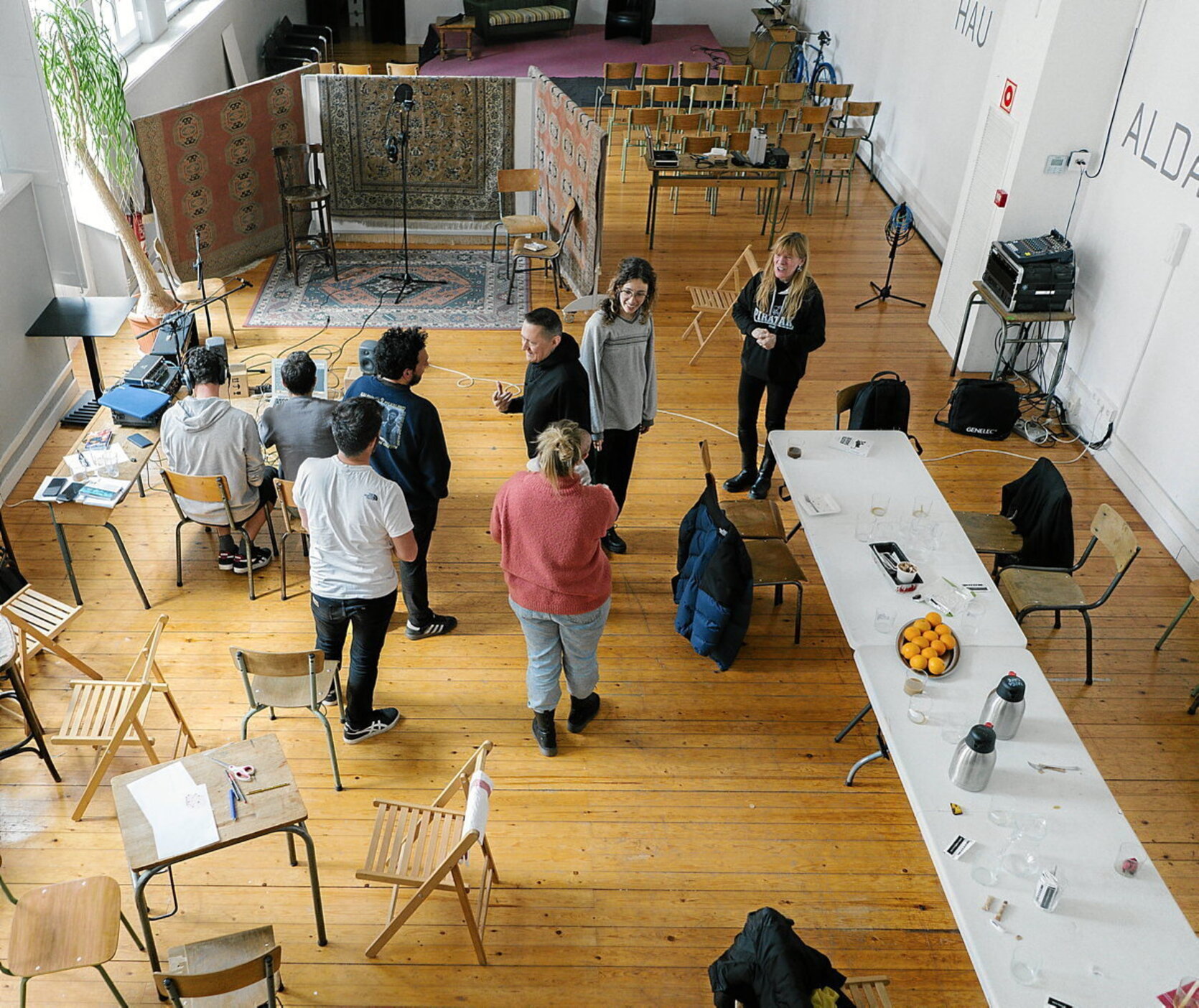 Amets Aranguren y Areta Senosiain, de Ibil Bedi, el 26 de marzo grabando “Anelidoak”.