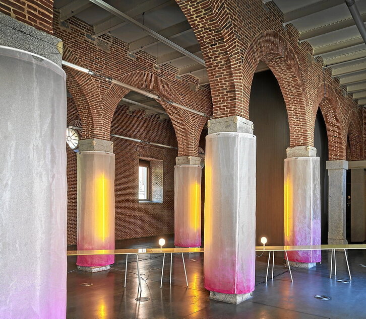 Planoak proiektuaren aukera desberdinak erakusten ditu. Argazkietan, eraikinaren barrualdea, argiak piztuta eta itzalita.