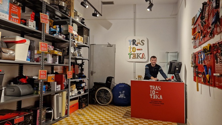 Aritz Txokarro, en la Trastoteka en la que han convertido las taquillas de la Tafallesa.