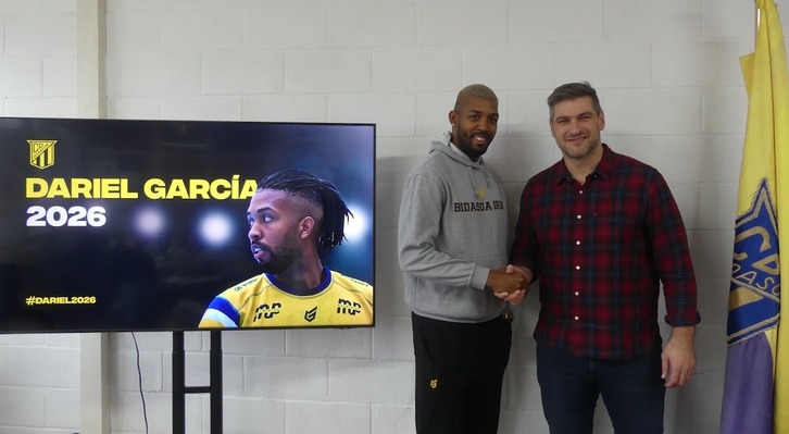 Dariel García, junto con el director deportivo Julen Aginagalde.