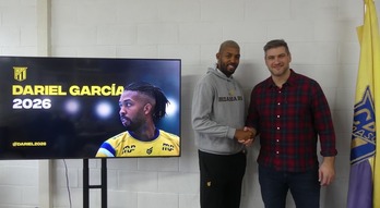 Dariel García, junto con el director deportivo Julen Aginagalde.